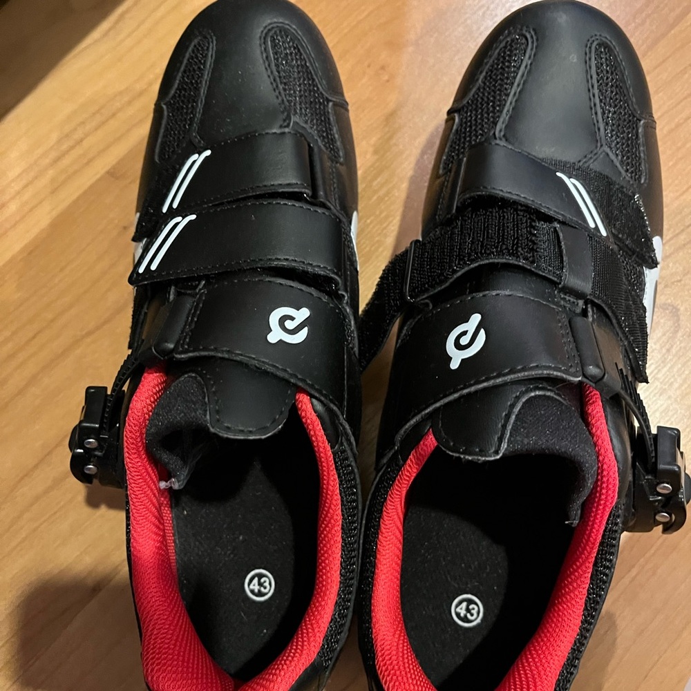 Peloton size 43 cycling shoes. Worn once